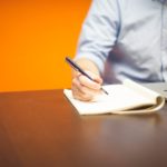 オフィスカジュアル　シャツ出しコーデ メンズ＆レディース