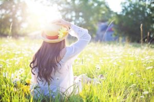 ベージュワイドパンツ 春夏秋まで着回しコーデ9選